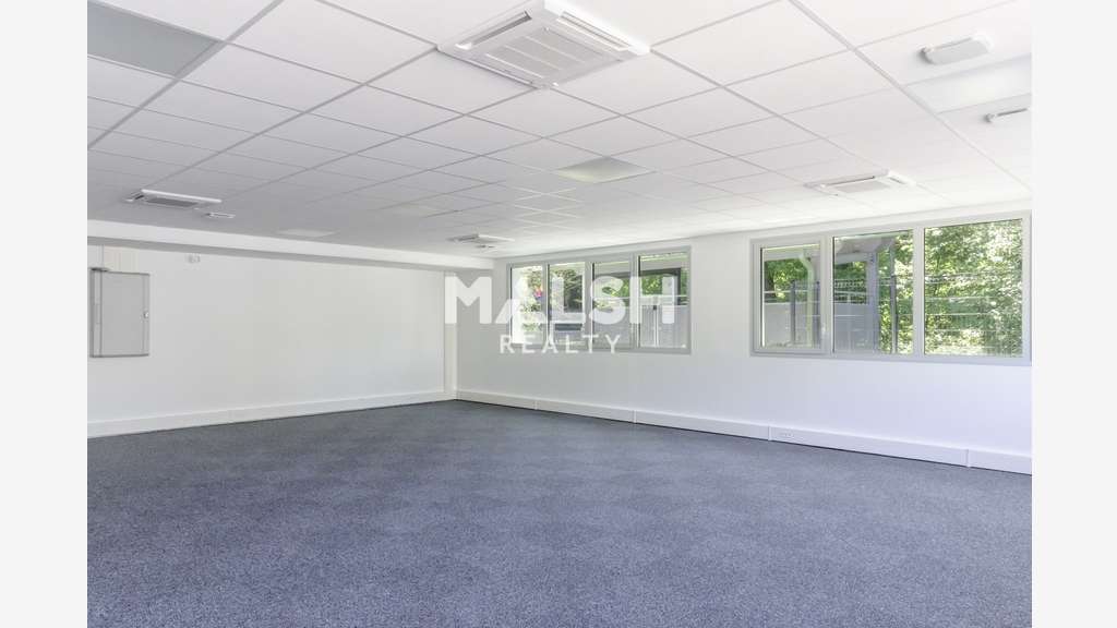 Vente bureaux 246m² à Lissieu Parc du Bois-Dieu
