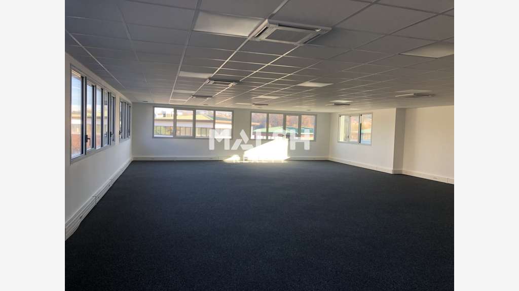 Vente bureaux 246m² à Lissieu Parc du Bois-Dieu
