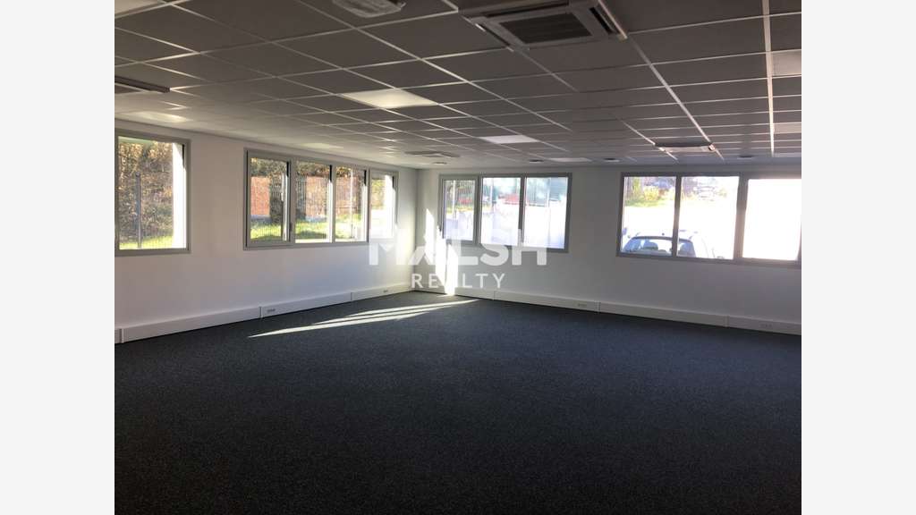 Vente bureaux 246m² à Lissieu Parc du Bois-Dieu