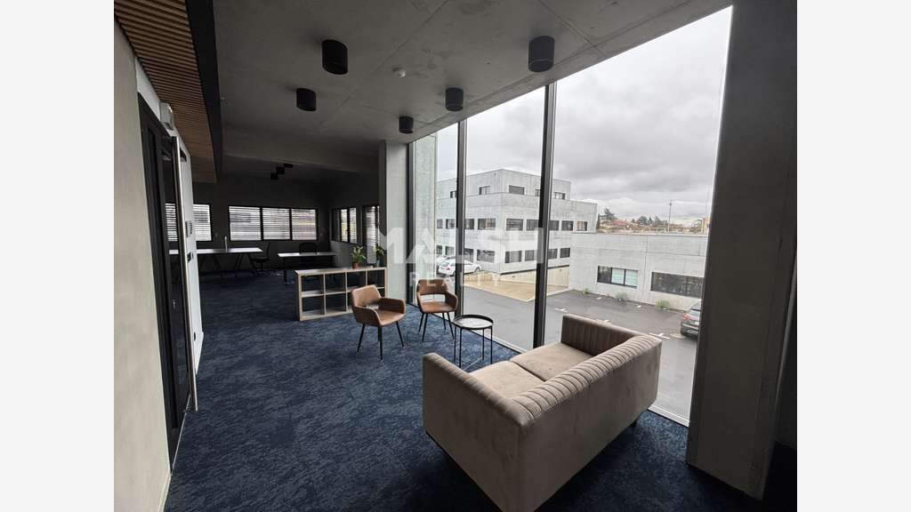 Local d'activités 382m² à louer à Rillieux-la-Pape