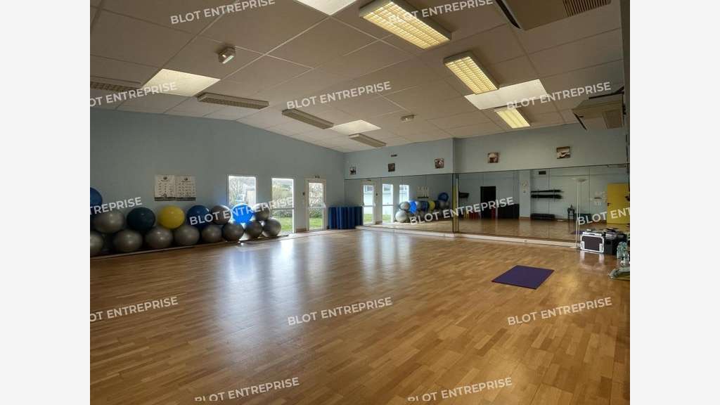 Vente local 560m² à Saint-Hilaire-de-Chaléons