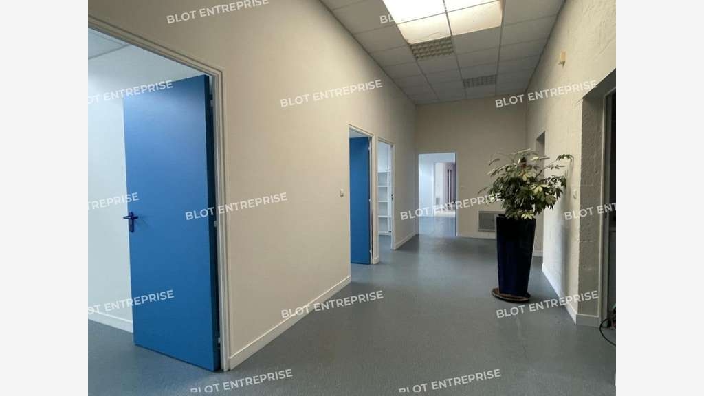 Vente local 560m² à Saint-Hilaire-de-Chaléons