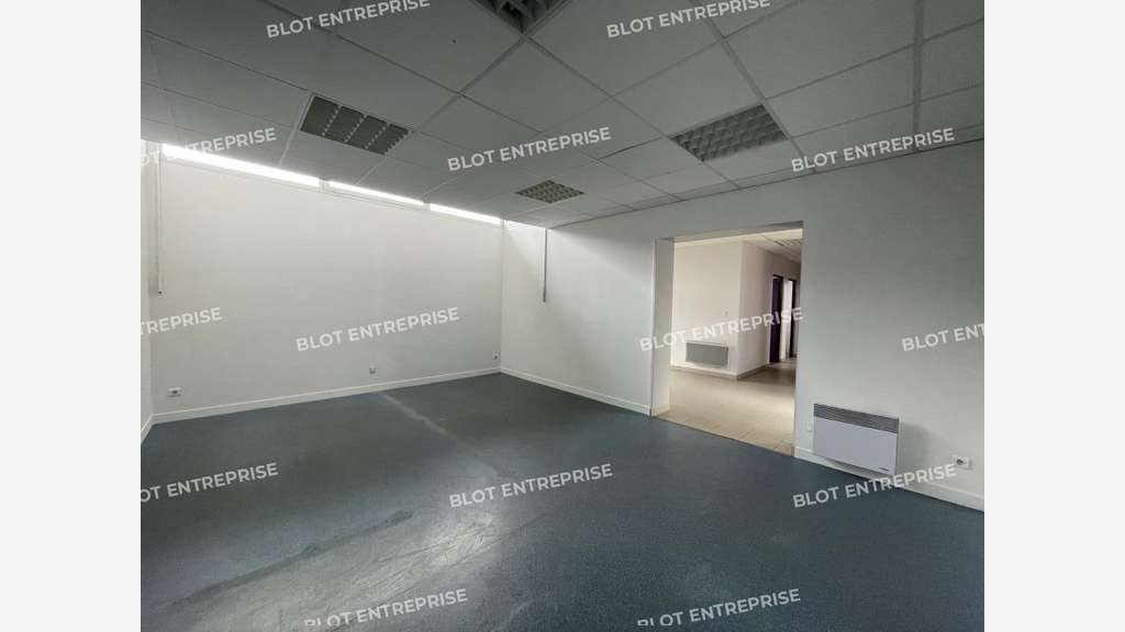 Vente local 560m² à Saint-Hilaire-de-Chaléons
