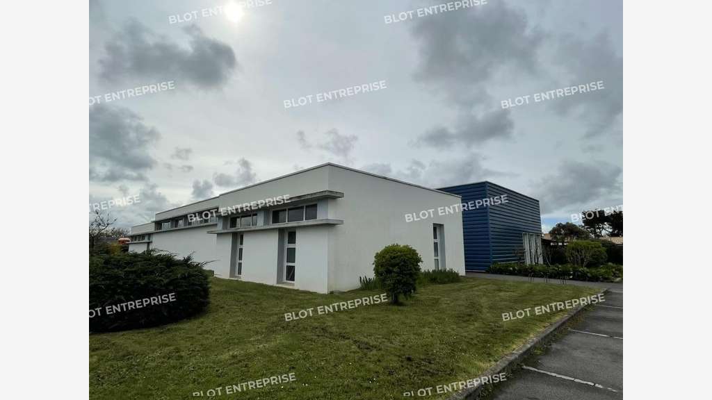Vente local 560m² à Saint-Hilaire-de-Chaléons