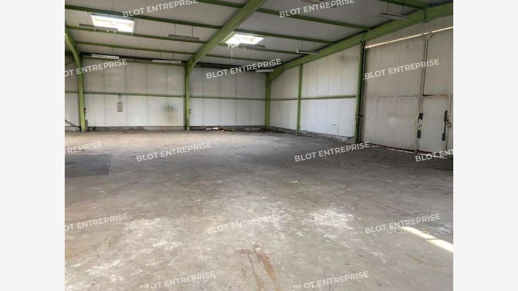 A vendre local d'activités 610m² à Saint-Grégoire