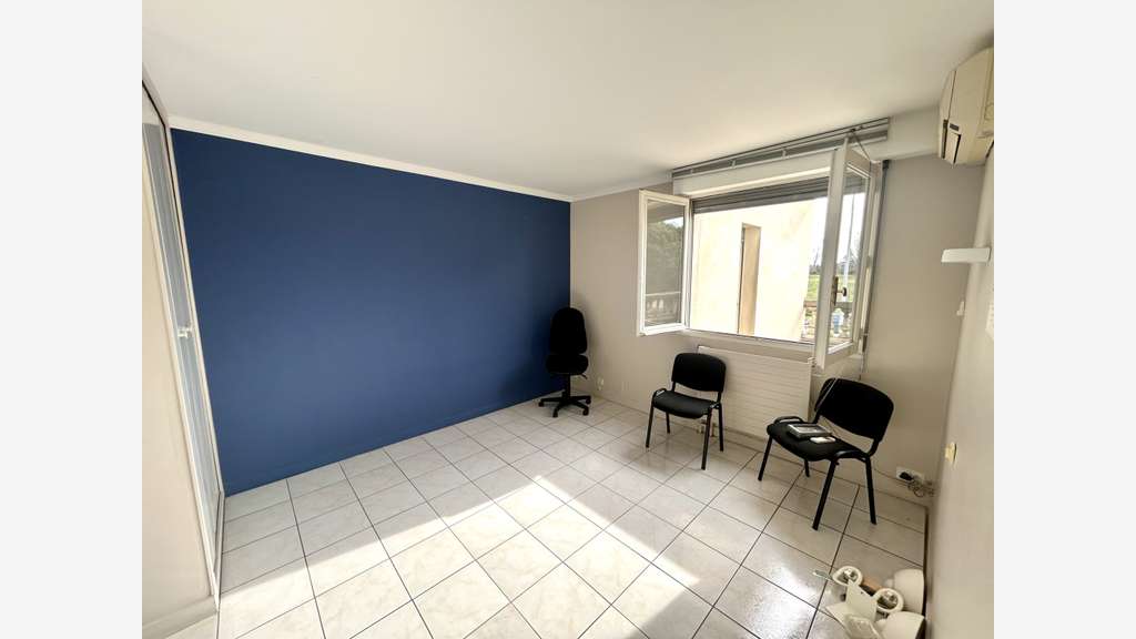 ENSEMBLE DE 3 BUREAUX AVEC PARKING