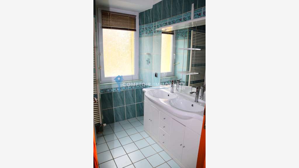 A vendre local commercial 307m² à Lanarce