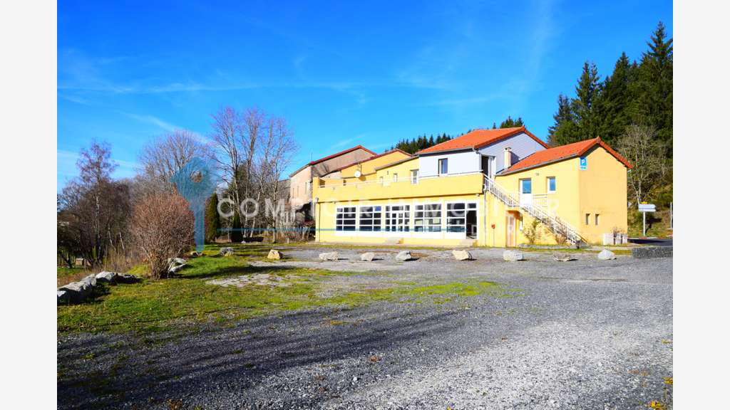 A vendre local commercial 307m² à Lanarce