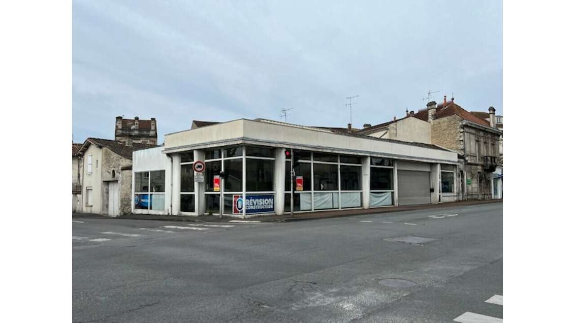 Local 406m² à vendre axe entrant majeur à Cognac 