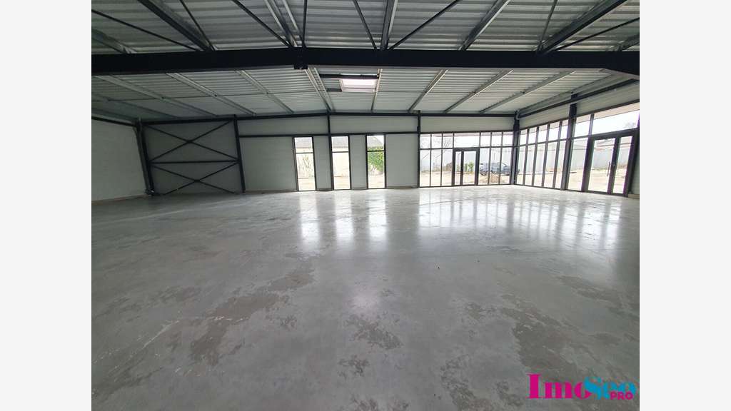 Local commercial de 350m² à vendre zc Ste Eulalie