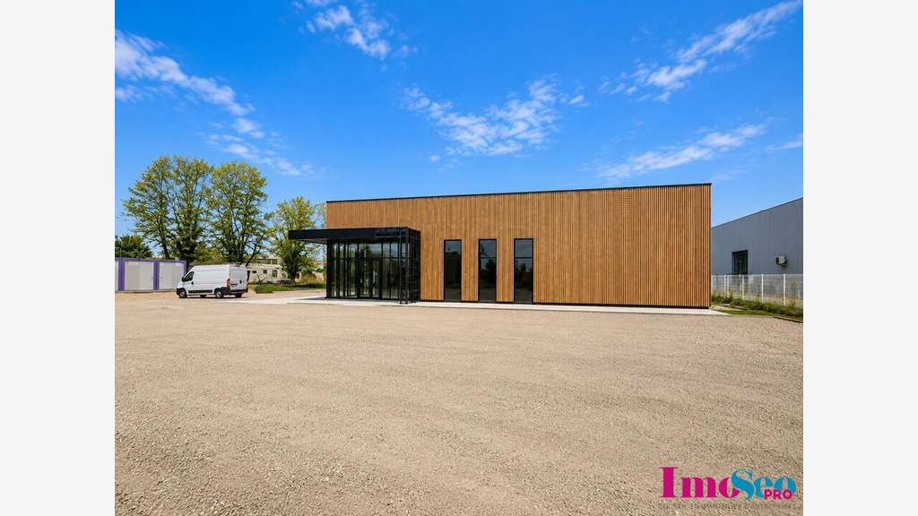 Local commercial de 350m² à vendre zc Ste Eulalie