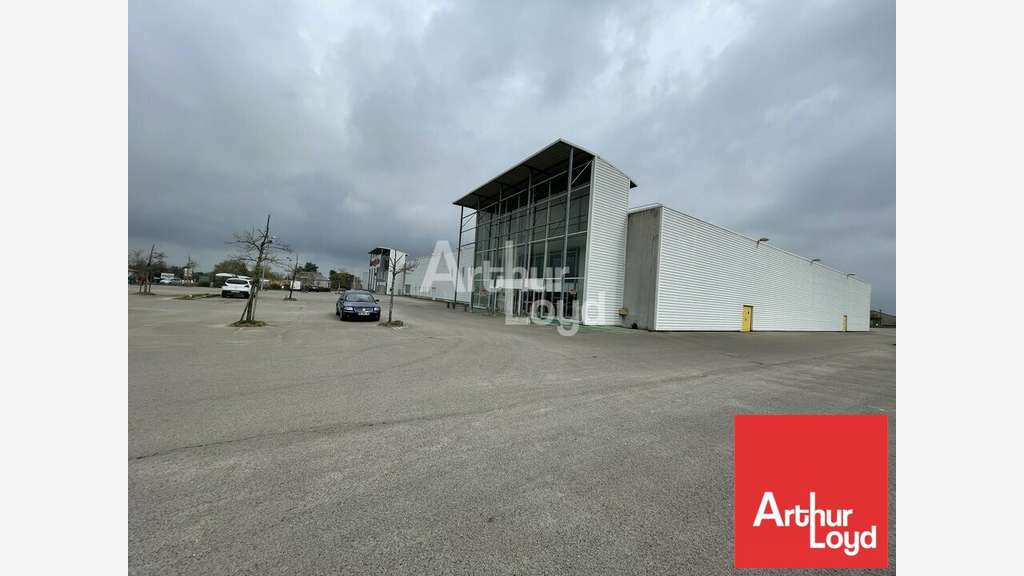 Vente local commercial 2054m² à Pompaire