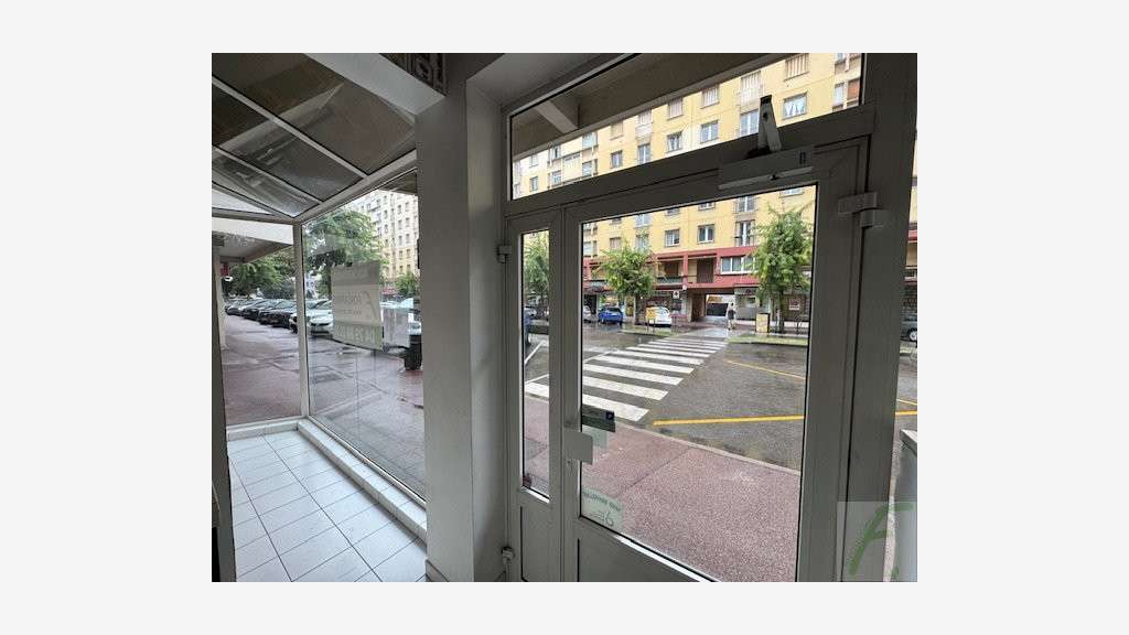 Local avec deux vitrines à Aix-les-Bains