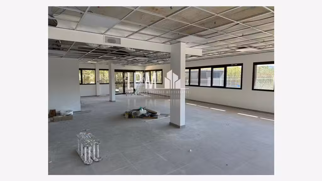 A vendre local 175m² entrée ZA de Napollon Aubagne