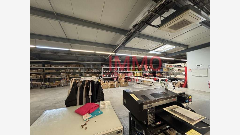 Vente local commercial 500m² à Azay-le-Brûlé
