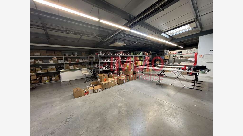 Vente local commercial 500m² à Azay-le-Brûlé