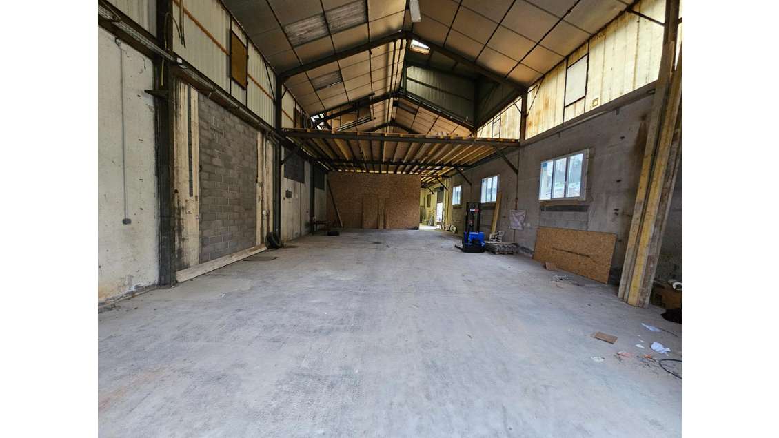 Vente local pro de 337m² à Abrest idéal artisanal
