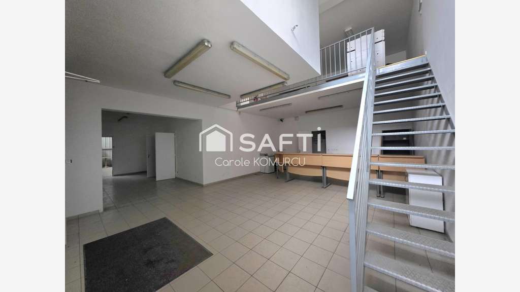 Locaux de stockage 91m² plus mezzanine à Achères