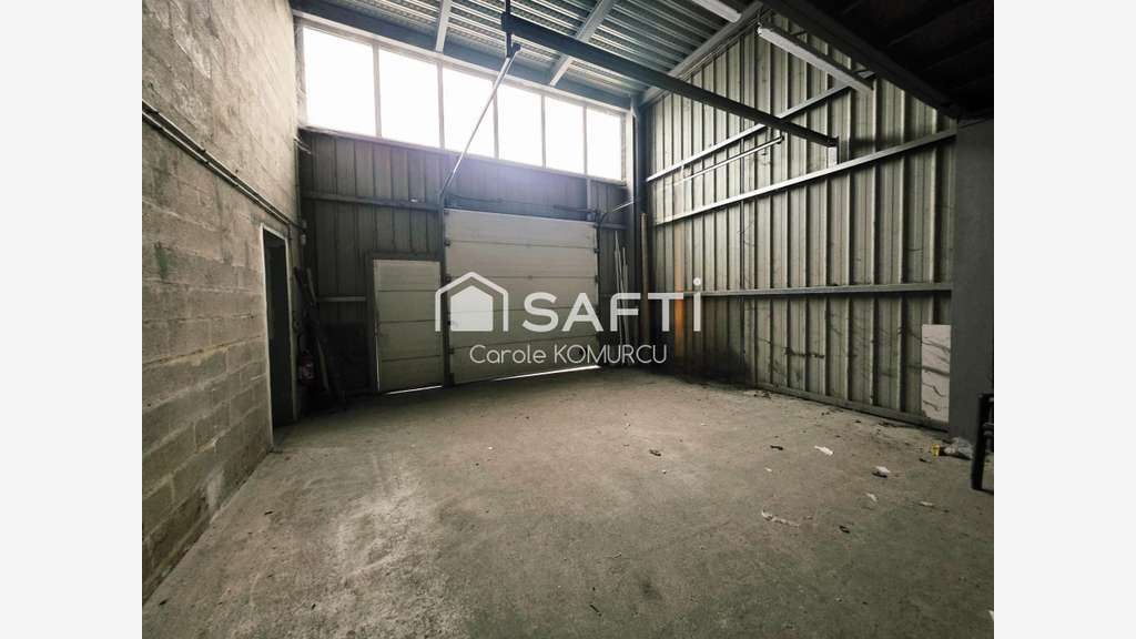 Locaux de stockage 91m² plus mezzanine à Achères