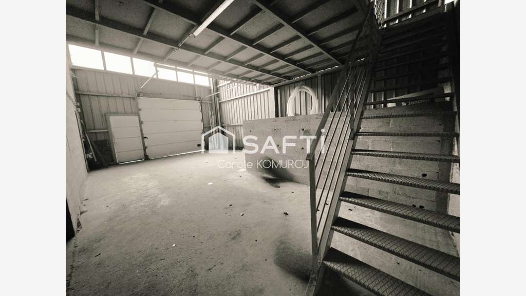 Locaux de stockage 91m² plus mezzanine à Achères