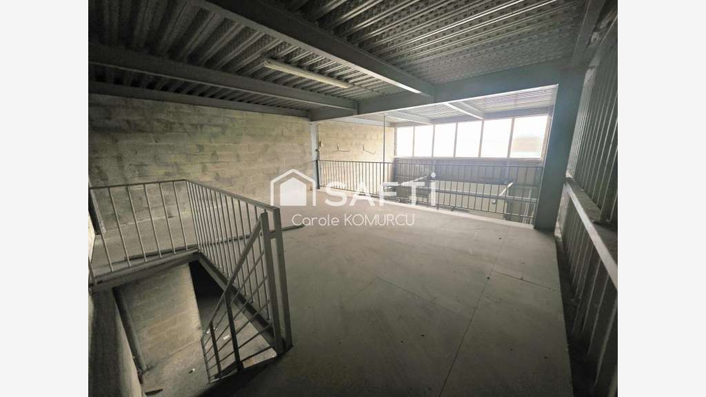 Locaux de stockage 91m² plus mezzanine à Achères