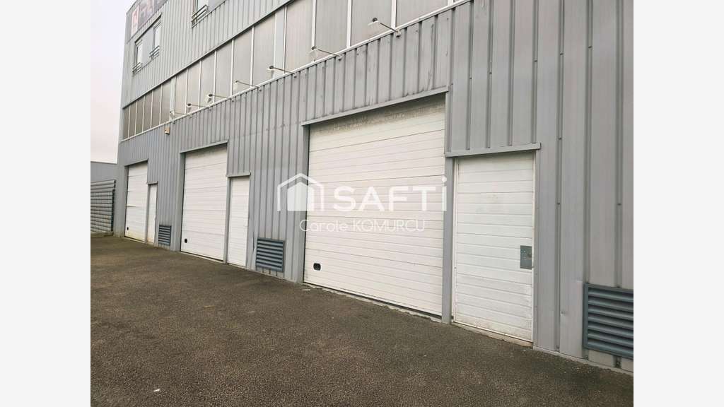 Locaux de stockage 91m² plus mezzanine à Achères