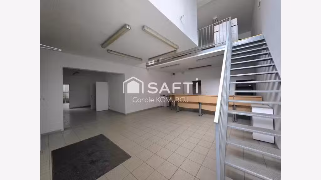 Locaux de stockage + mezzanine à Achères