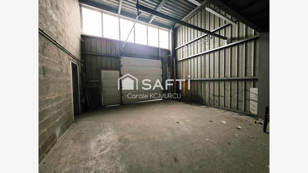 Locaux de stockage + mezzanine à Achères