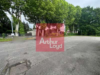 Local 1050m² visibilité exceptionnelle à Agen