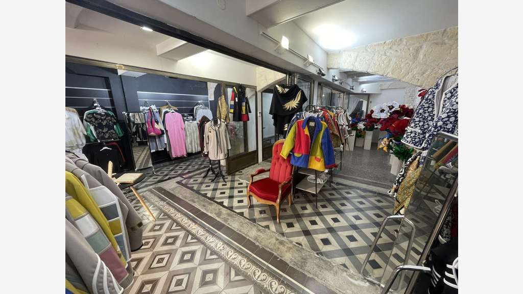 AV local commercial libre de 115m² à Aigues-Mortes