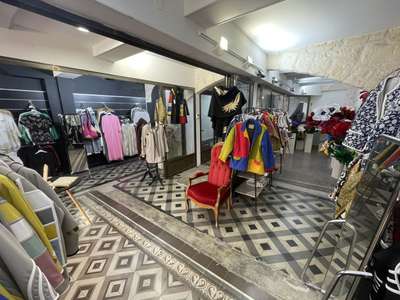 AV local commercial libre de 115m² à Aigues-Mortes