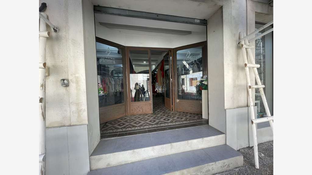 AV local commercial libre de 115m² à Aigues-Mortes