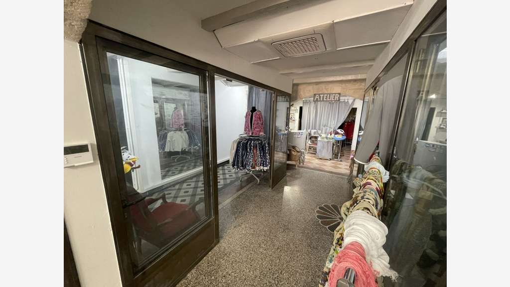 AV local commercial libre de 115m² à Aigues-Mortes