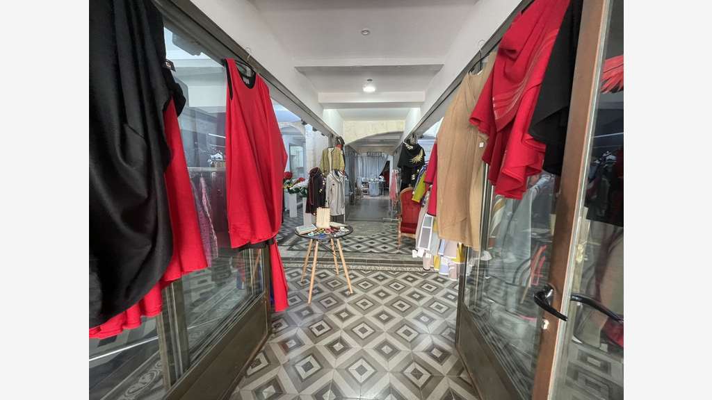 AV local commercial libre de 115m² à Aigues-Mortes