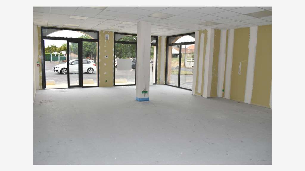 A vendre local commercial neuf 79m² à Airvault