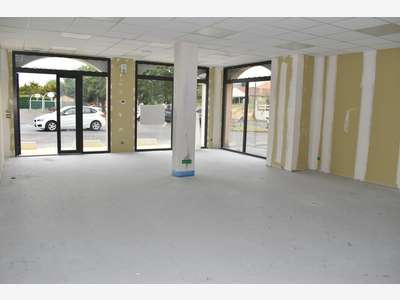 A vendre local commercial neuf 79m² à Airvault