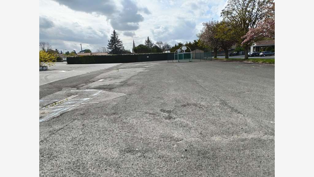 A vendre local commercial neuf 79m² à Airvault