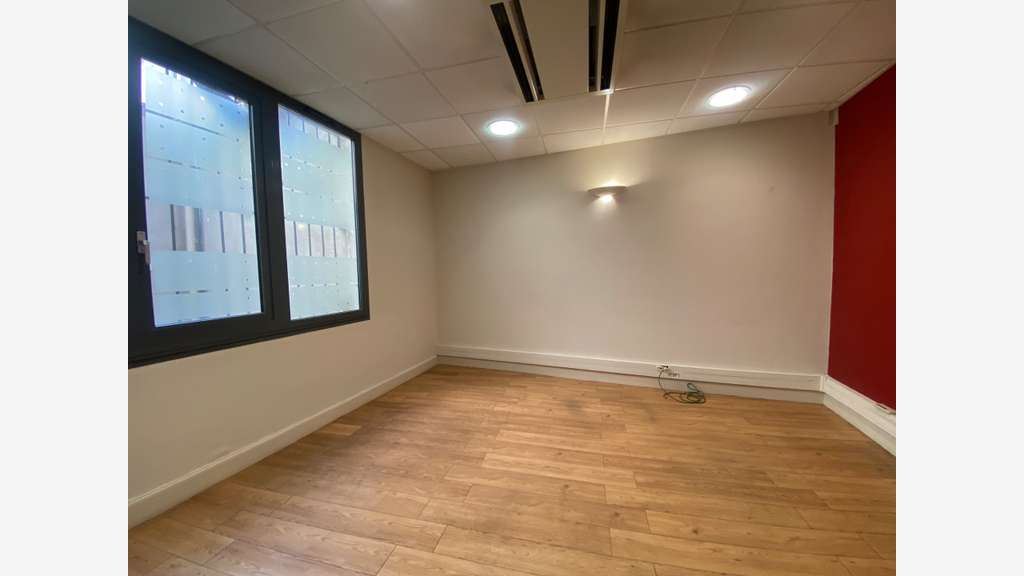 Local/bureau 357m² à vendre au centre d' Alès