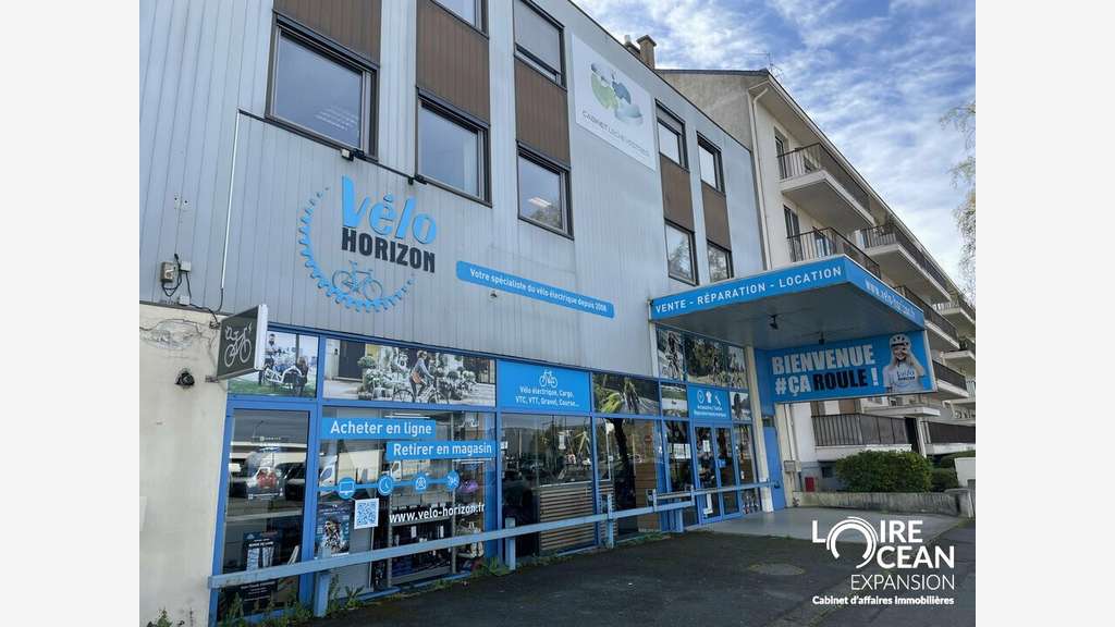 À vendre  Local commercial d'environ 715 m²
