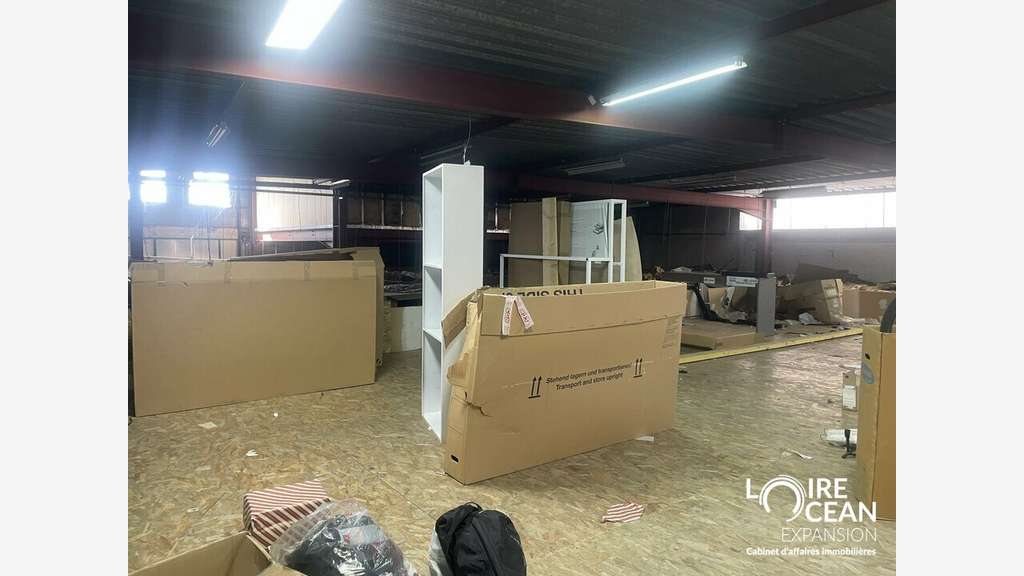 À vendre  Local commercial d'environ 715 m²