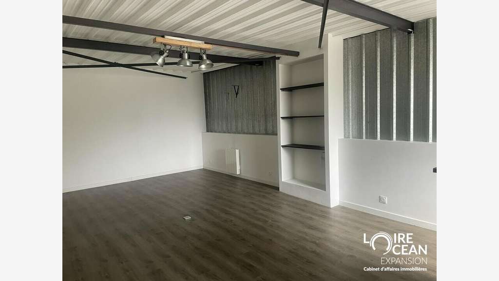 À vendre  Local commercial d'environ 715 m²