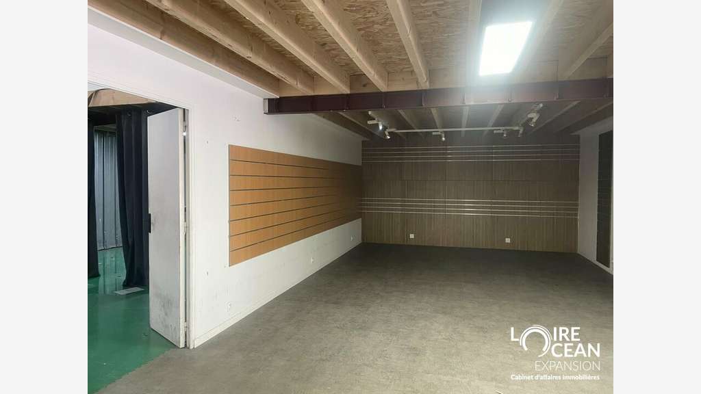 À vendre  Local commercial d'environ 715 m²