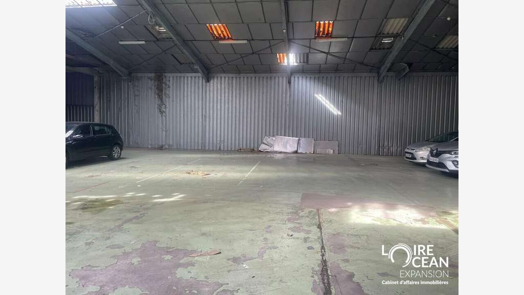 À vendre  Local commercial d'environ 715 m²