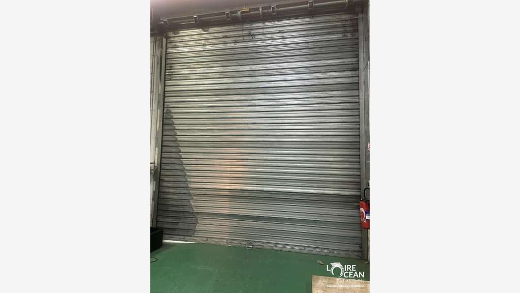 À vendre  Local commercial d'environ 715 m²