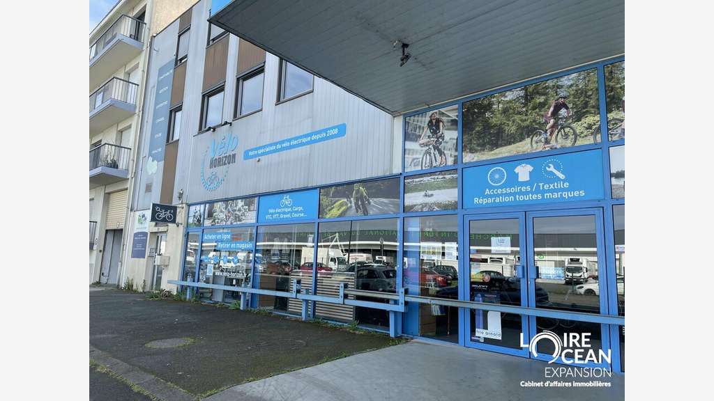 À vendre  Local commercial d'environ 715 m²