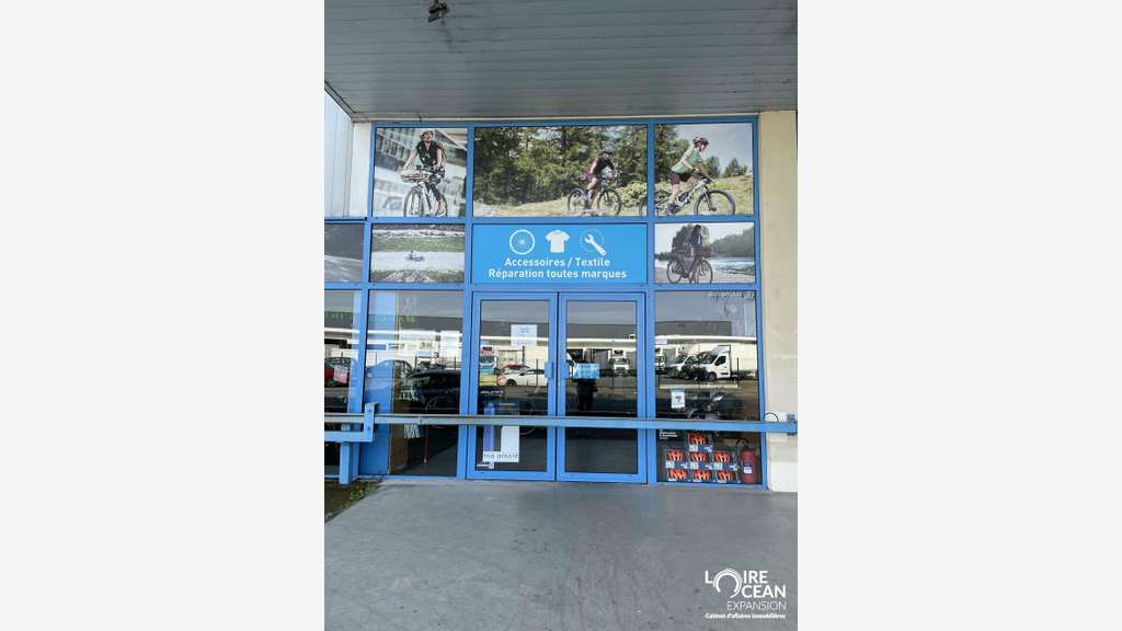 À vendre  Local commercial d'environ 715 m²