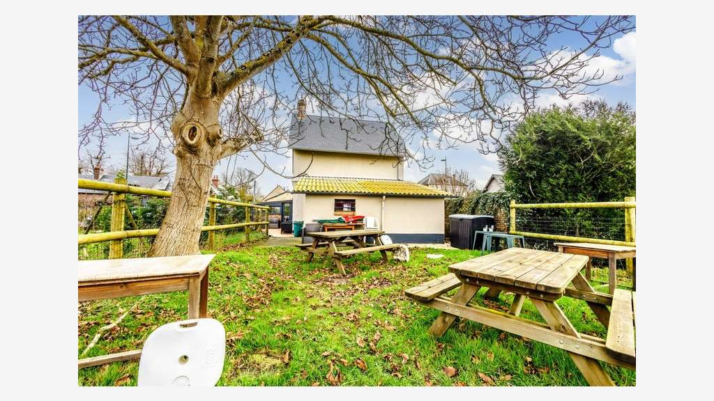Vente murs commerciaux proche A13 à Annebault (14)