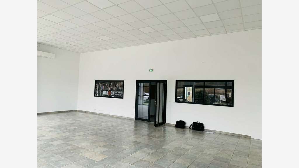 LOCAL COMMERCIAL à vendre dans le 74
