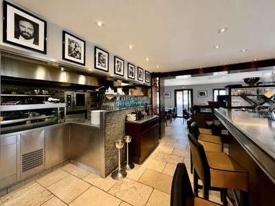 AV murs occupés restaurant 149m² Annecy le Vieux