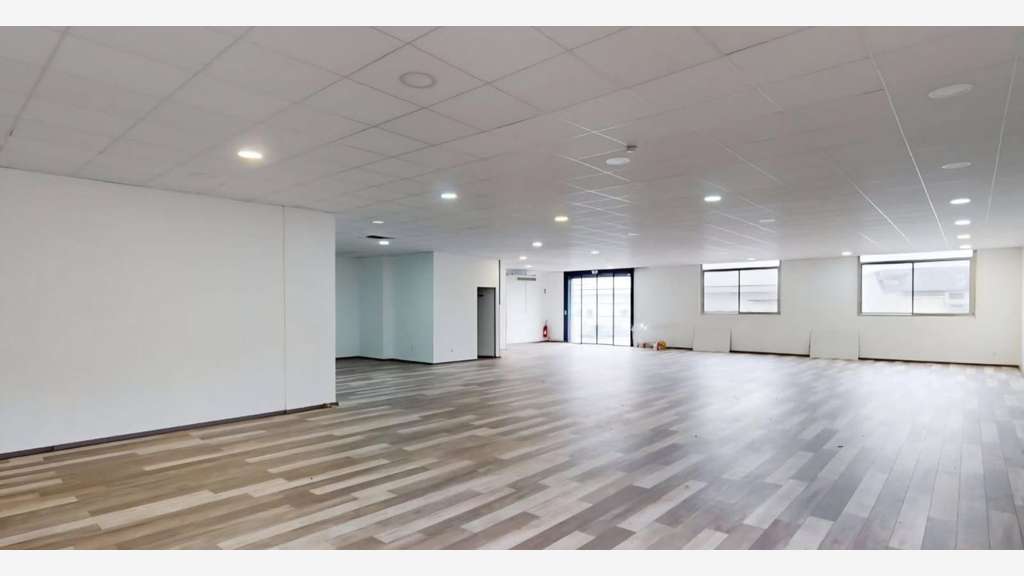Vente bâtiment tertiaire 426m² zone ind Arbent